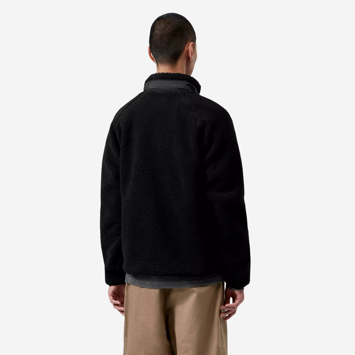 Dos porté de la veste Prentis noire, découpes raglan et volume court sur la polaire bouclée dense