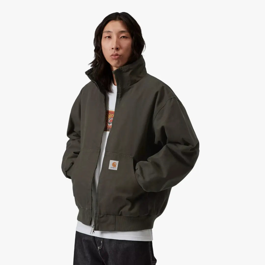 Veste Ravon Carhartt WIP Oxide Green portée de face, ouverte, col relevé et toile kaki sur un t-shirt blanc