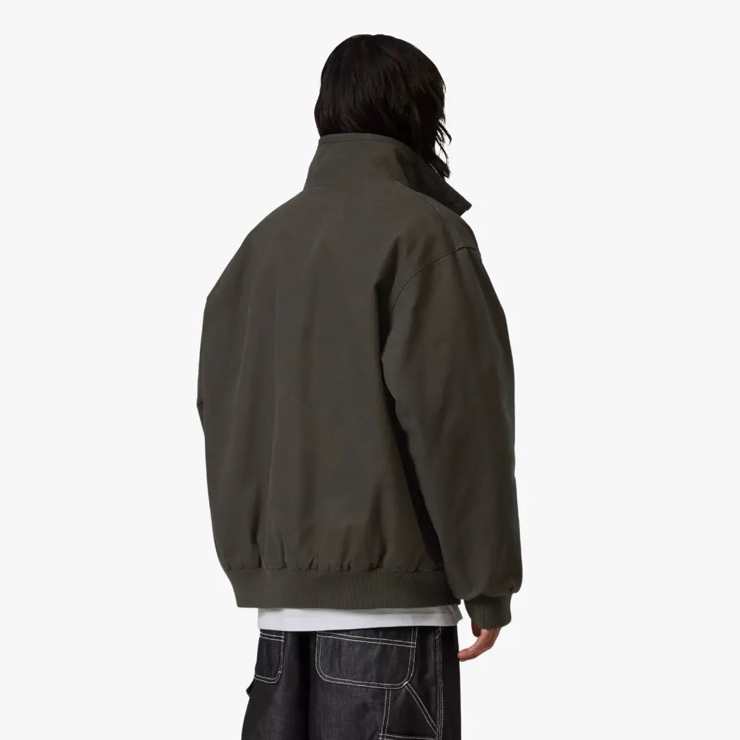 Veste Ravon vert kaki foncé portée de dos, volume bomber ample et bord-côtes qui resserre le bas de la veste
