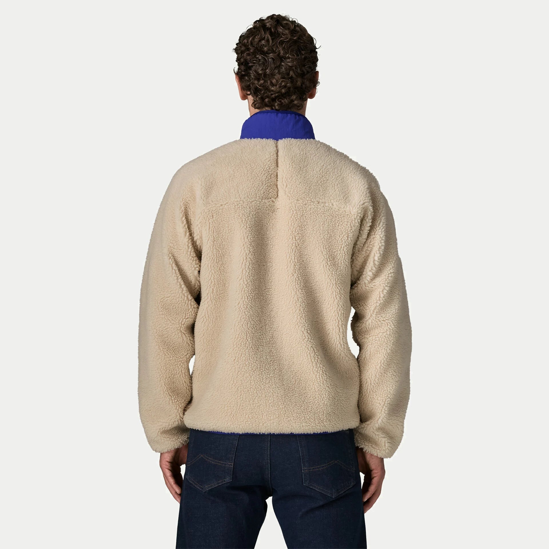 Veste polaire Retro-X Patagonia vue de dos, sherpa écru uni, col cobalt et découpe d’empiècement au milieu du dos