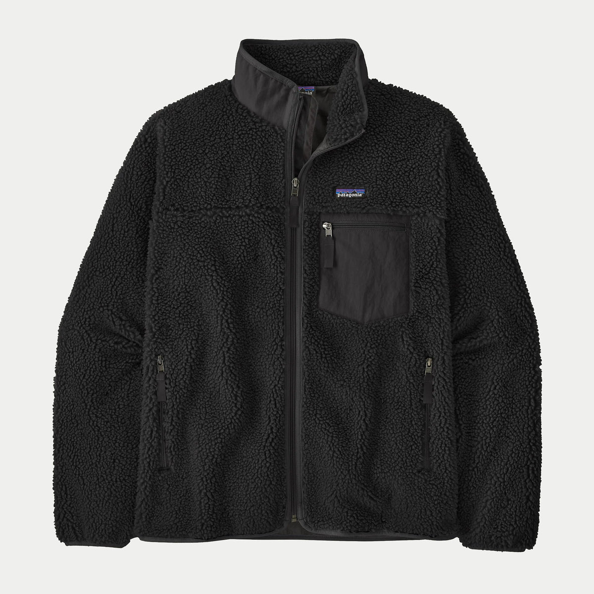 Veste Retro-X noire Patagonia à plat de face, sherpa noir, col et poche poitrine en nylon gris anthracite