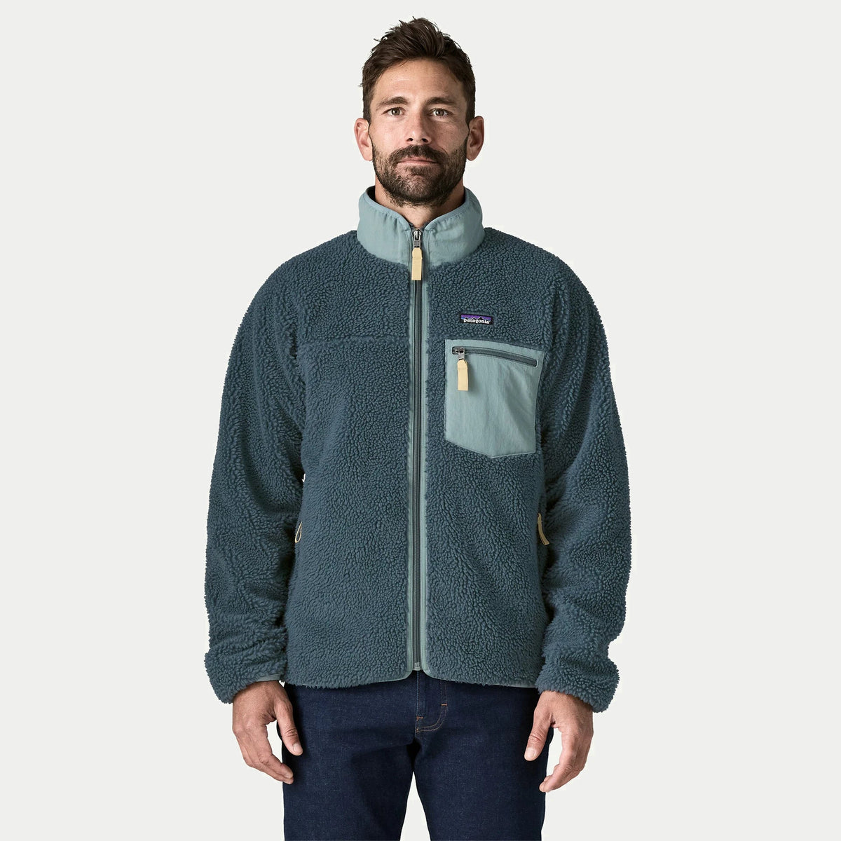 Veste Retro-X Summit Blue Patagonia portée de face, zip pleine longueur et tirettes jaune paille