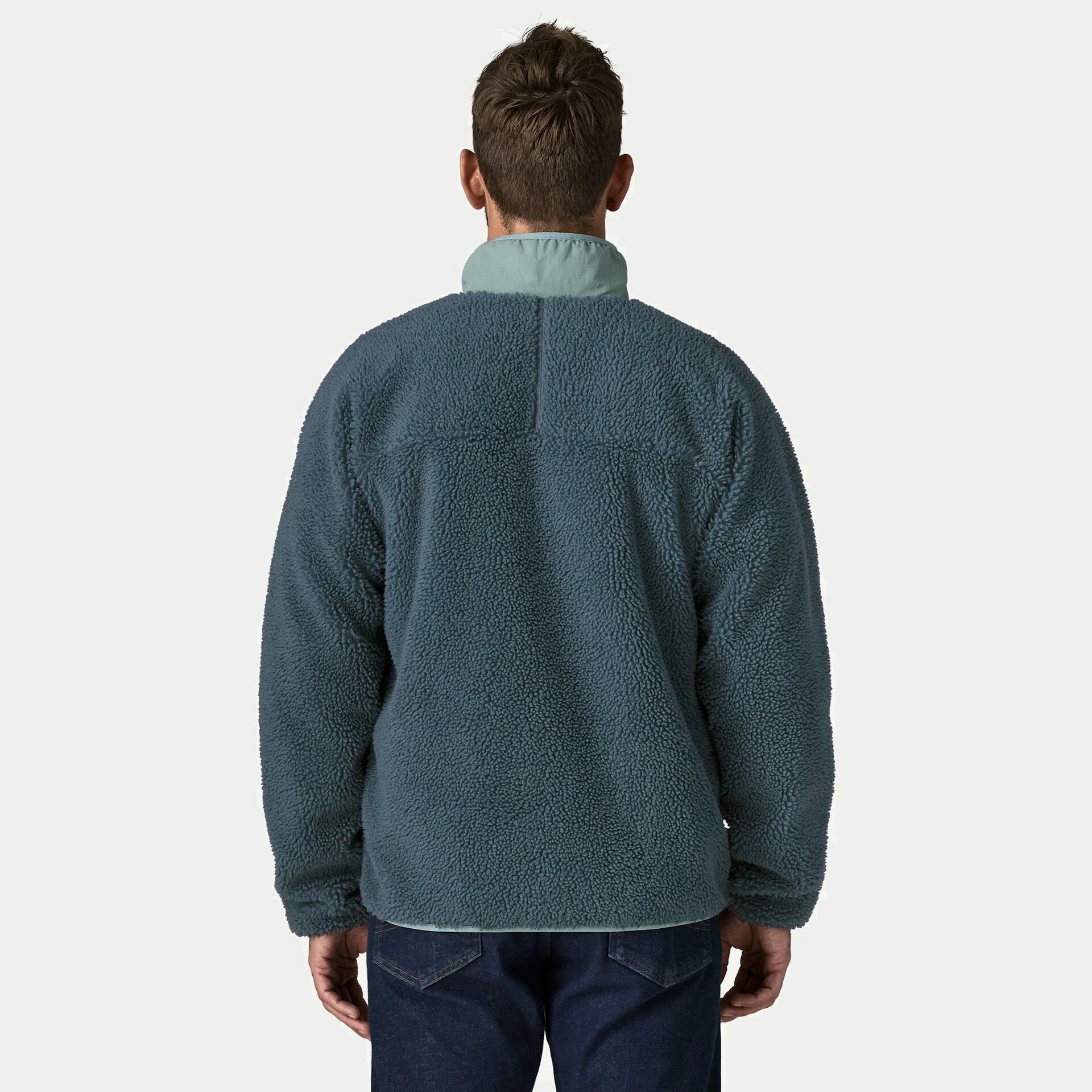 Veste Retro-X Summit Blue Patagonia vue de dos, empiècement d'épaules sherpa et col montant nylon vert d'eau