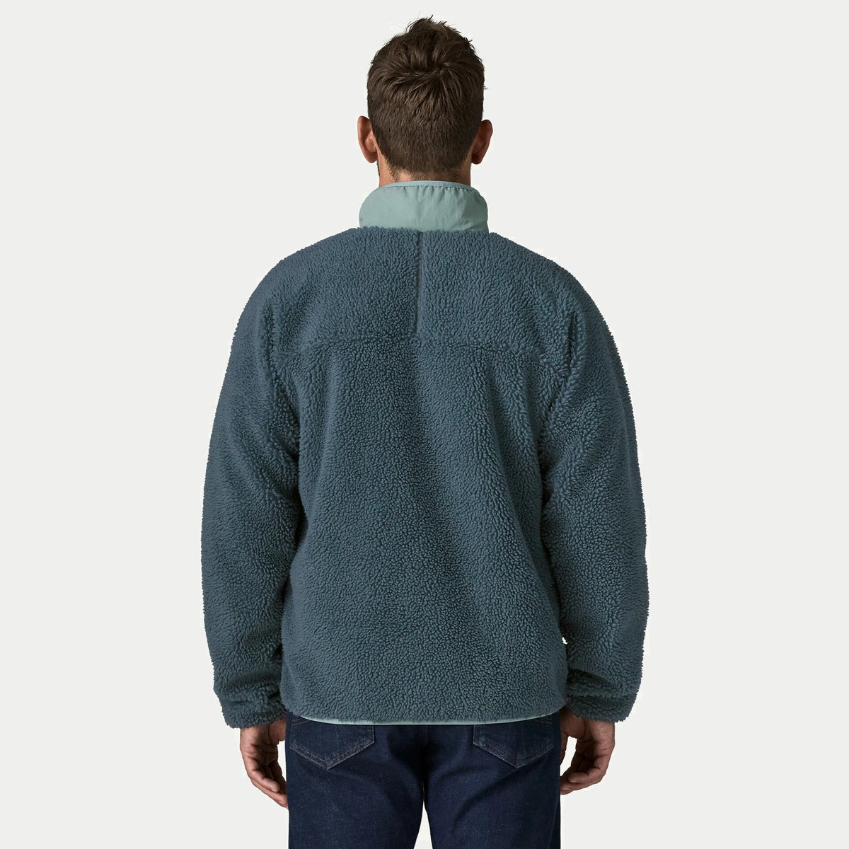 Veste Retro-X Summit Blue Patagonia vue de dos, empiècement d'épaules sherpa et col montant nylon vert d'eau