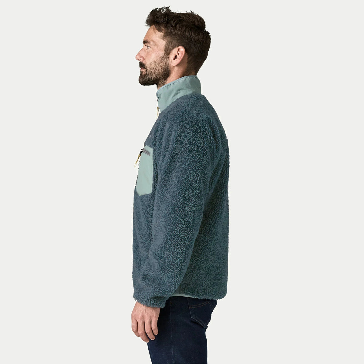 Veste Retro-X Summit Blue Patagonia de profil, manche longue sherpa bleu ardoise et poche poitrine zippée