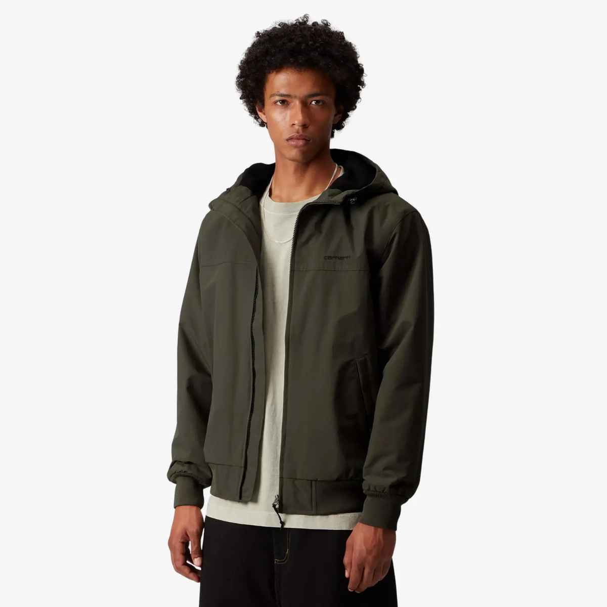 Blouson Sail Cypress porté ouvert, lettrage Carhartt brodé ton sur ton et capuche doublée de polaire noire