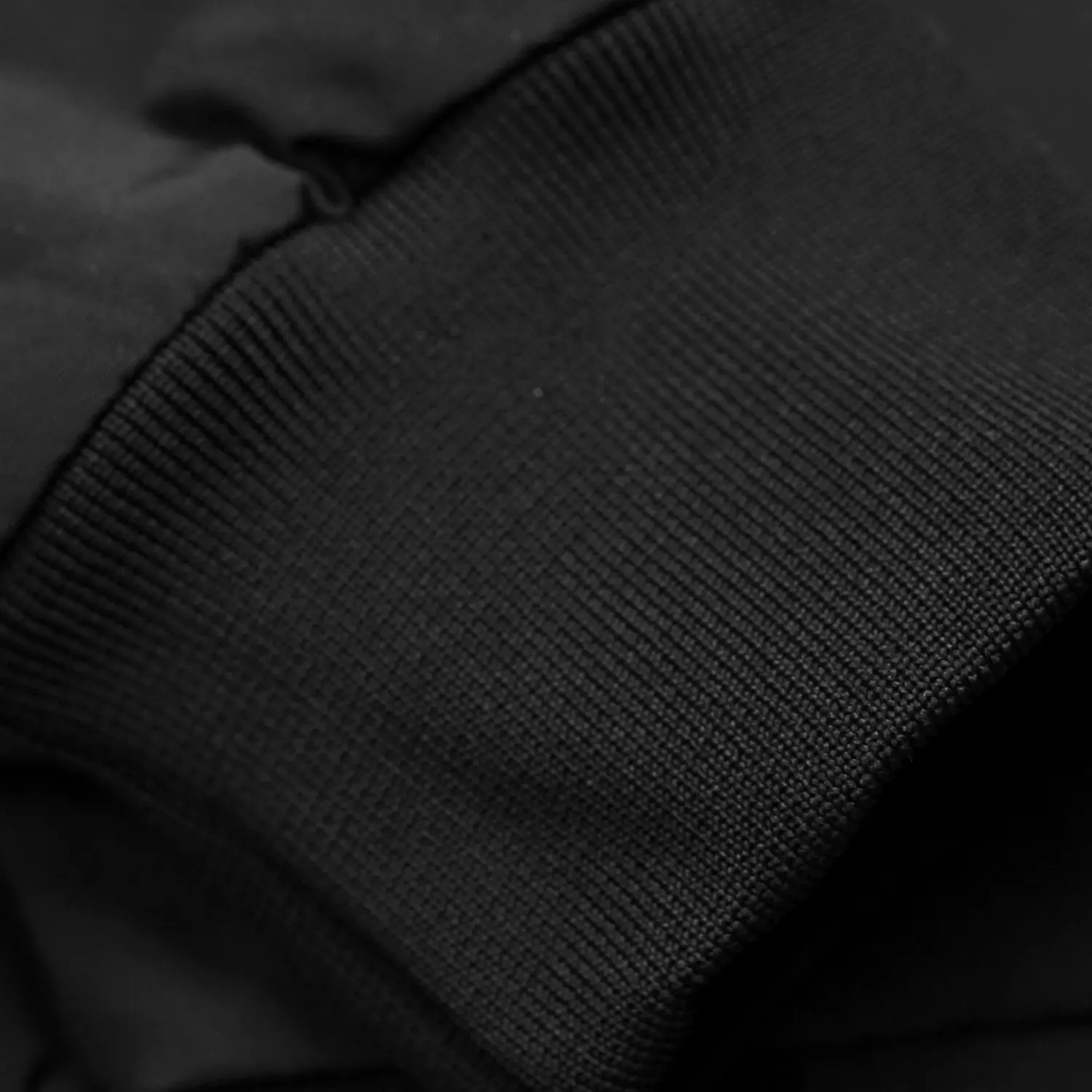 Détail du poignet en bord-côte noir de la veste Sail Carhartt WIP