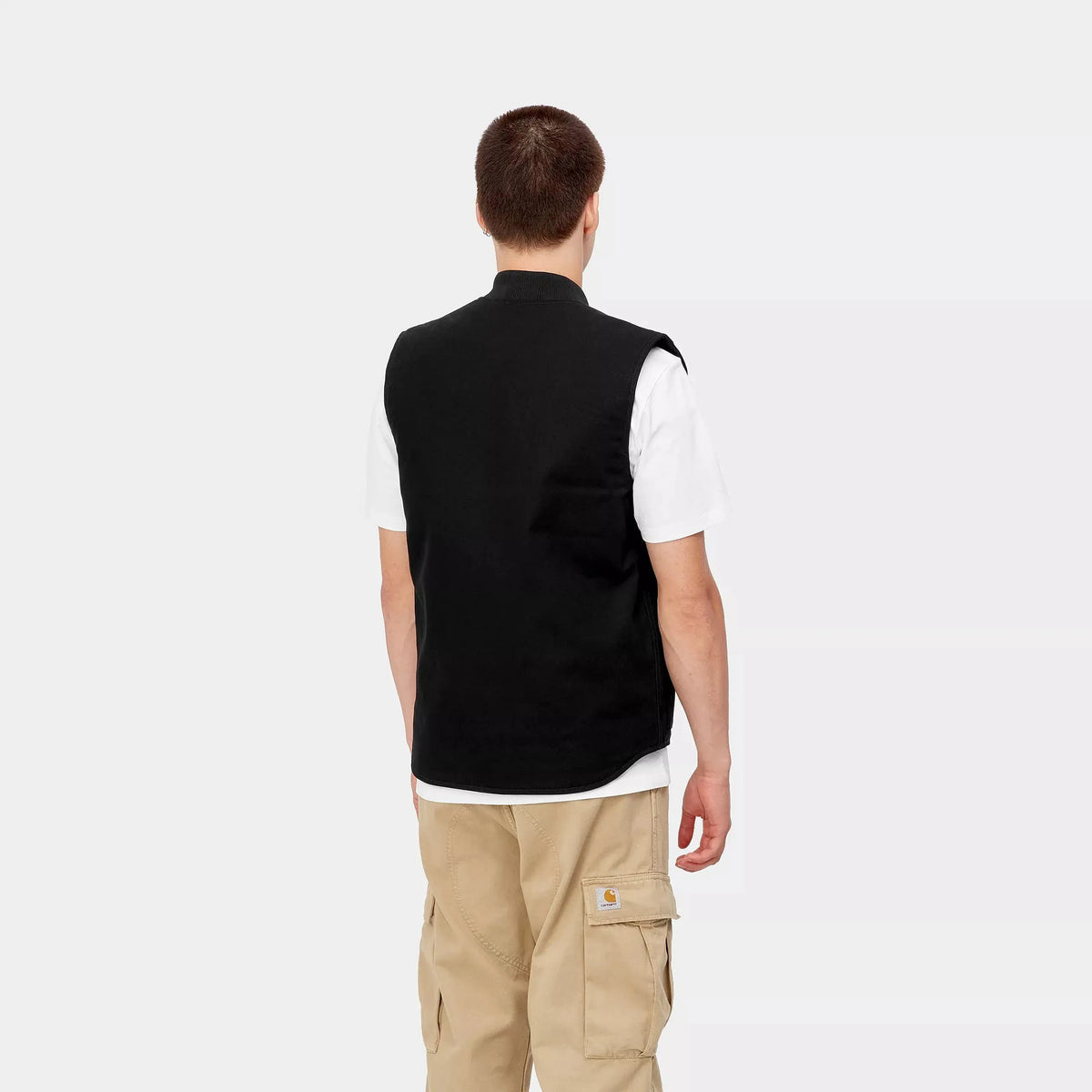 Veste sans manches noire Black Rigid vue de dos, portée : col montant et longueur qui couvre les reins