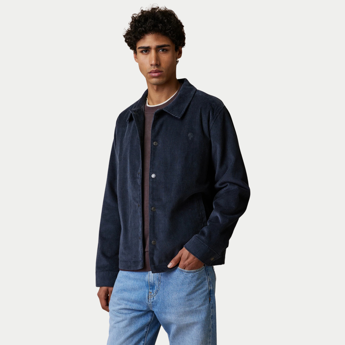 Veste Sologne bleu marine Faguo portée ouverte de trois quarts sur un jean clair