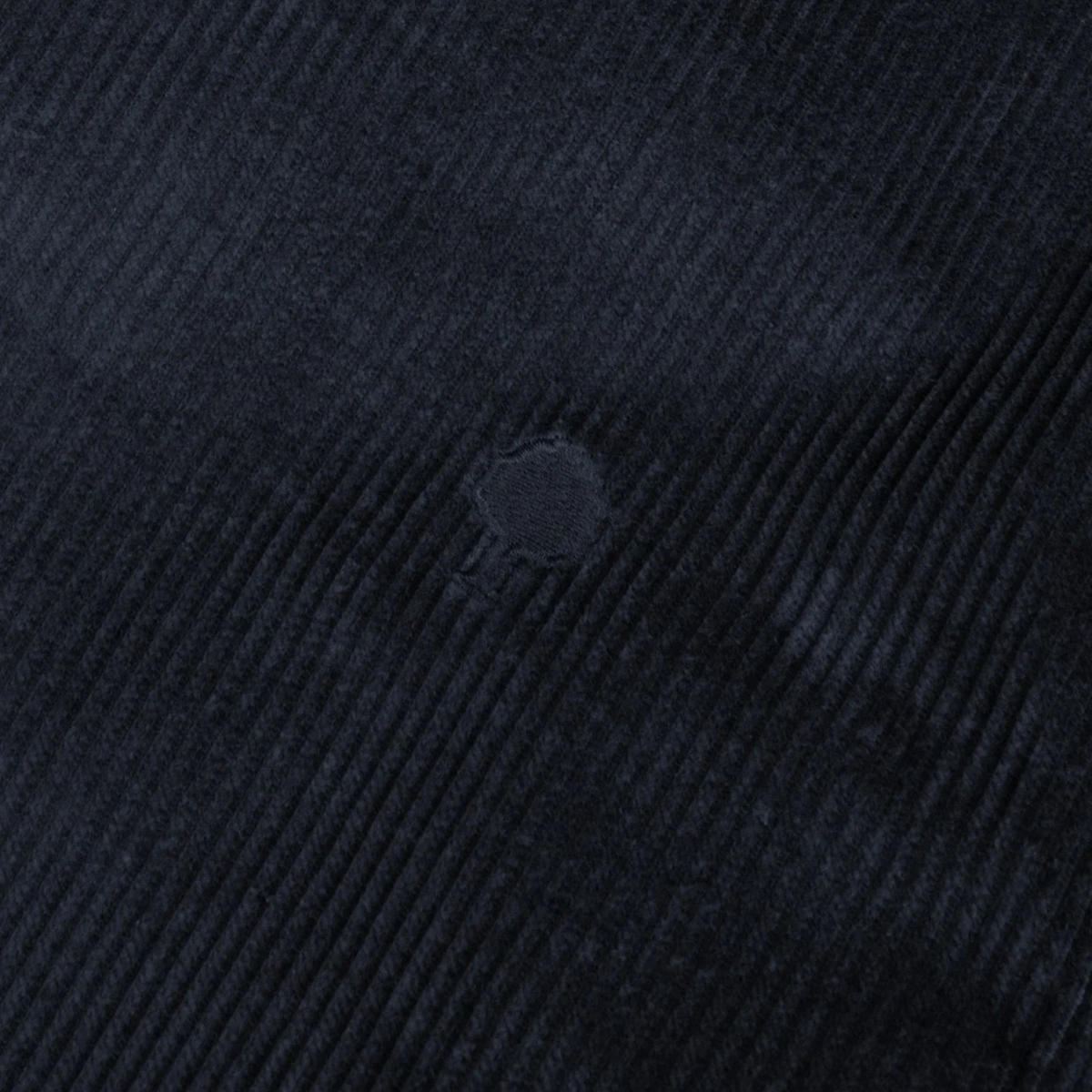 Détail du velours côtelé bleu marine et de la broderie arbre ton sur ton, veste Sologne Faguo