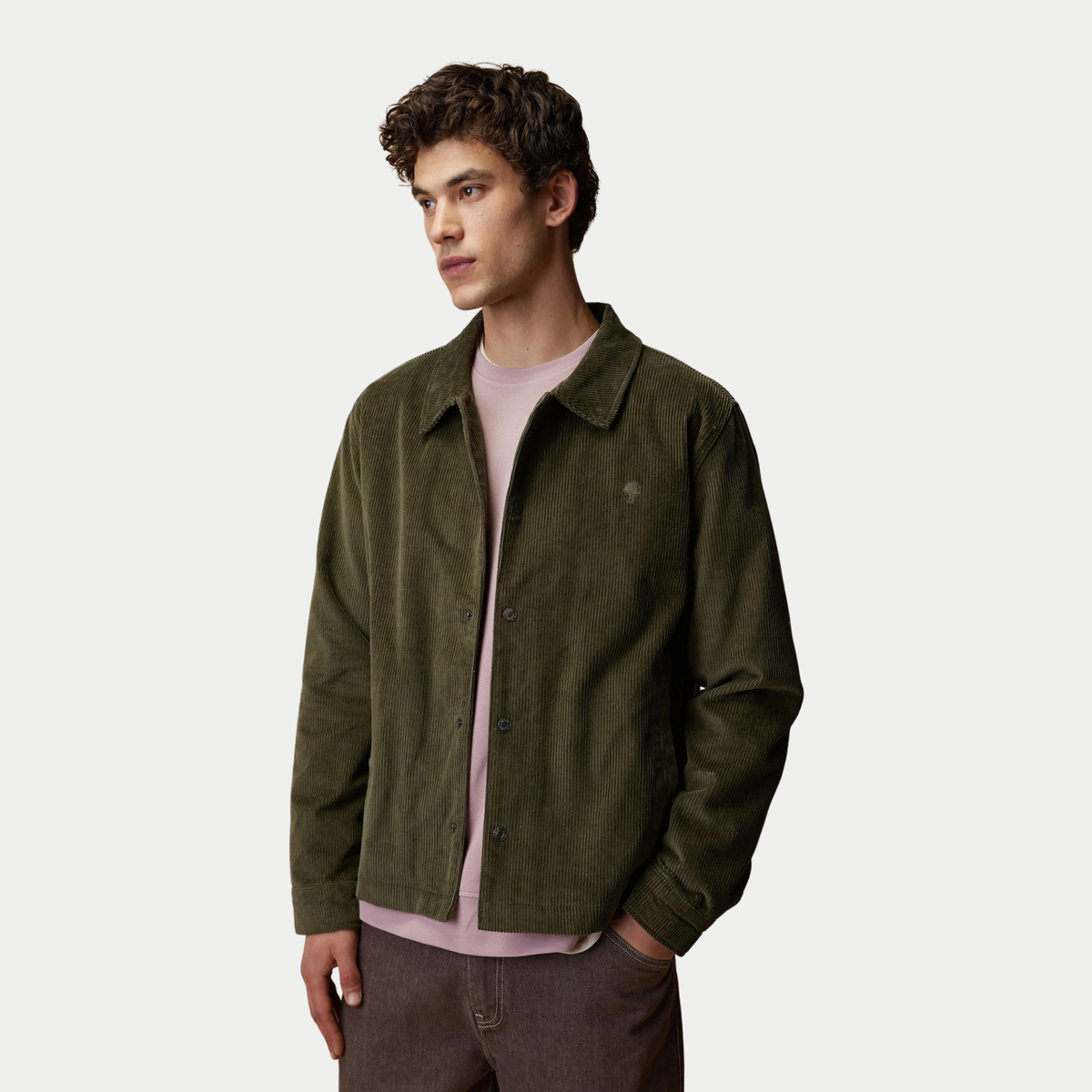 Veste Sologne kaki Faguo portée ouverte sur un t-shirt rose, vue trois quarts, coupe ample