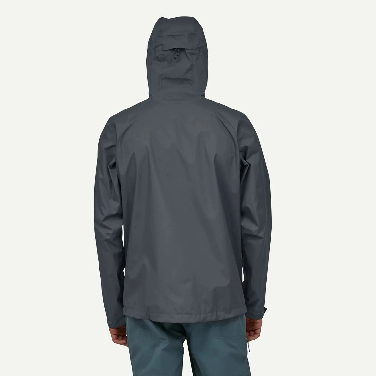 Veste Torrentshell 3L Smolder Blue Patagonia - portée de dos, capuche relevée et crochet de rangement