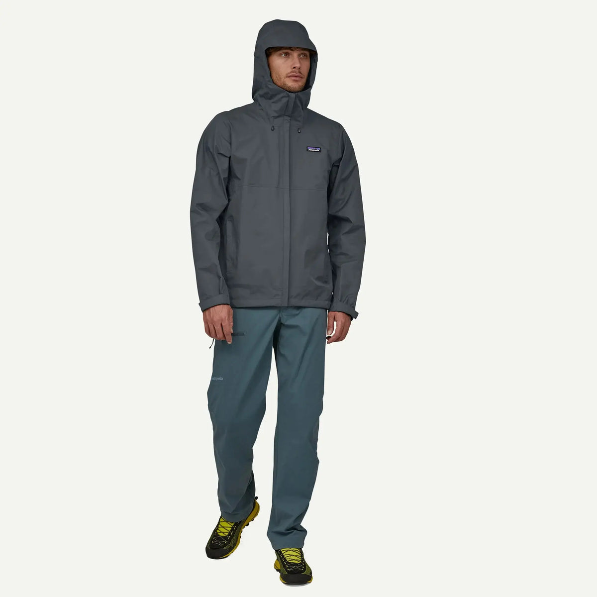 Veste Torrentshell 3L Smolder Blue Patagonia - portée en pied, capuche relevée à visière laminée