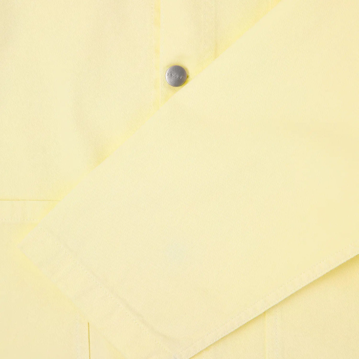Bas de manche de la veste Trembley Whisper White, bouton métal argenté et poche plaquée