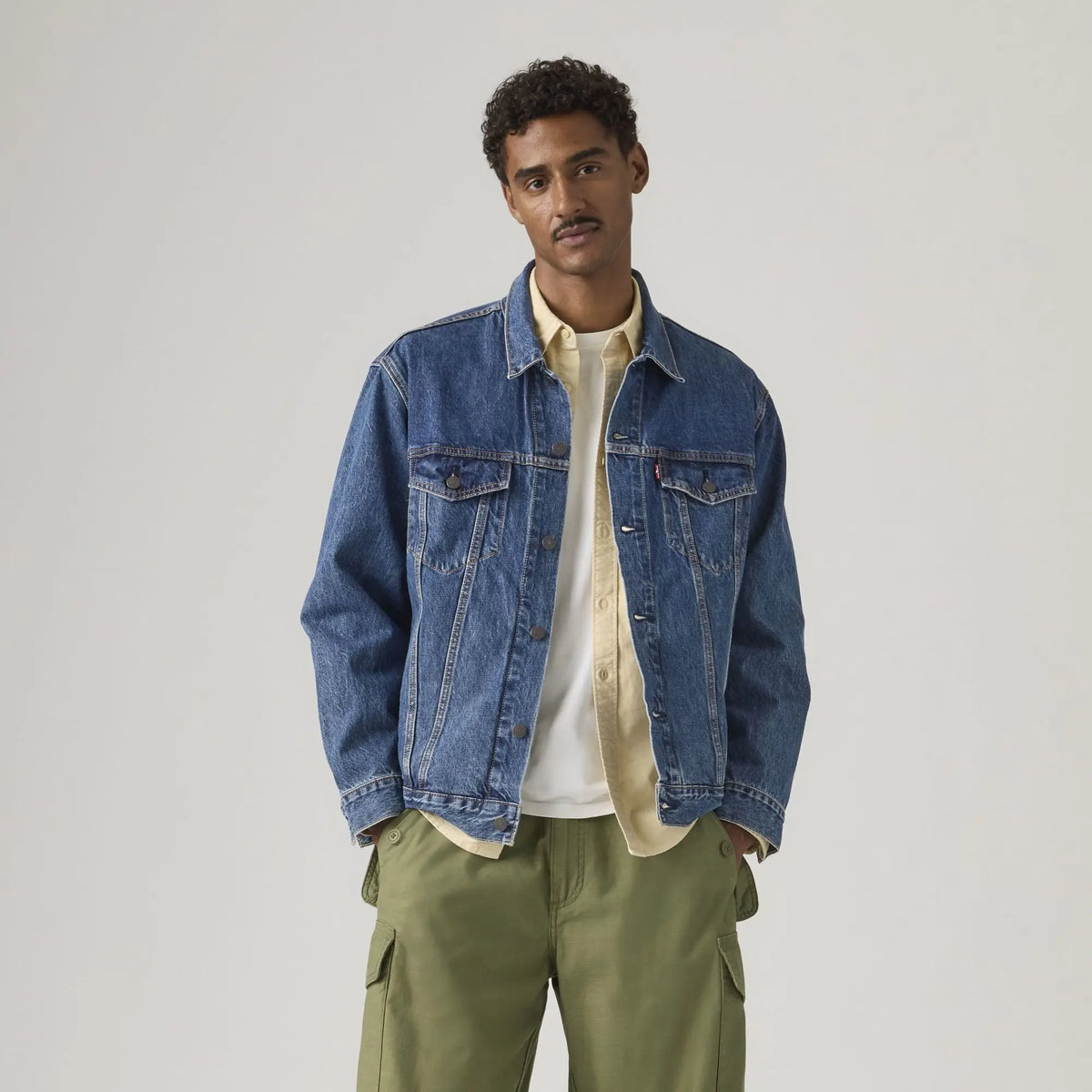 Veste Levi's Trucker Relaxed Fit Million Dollar portée ouverte sur chemise jaune pâle, vue de face