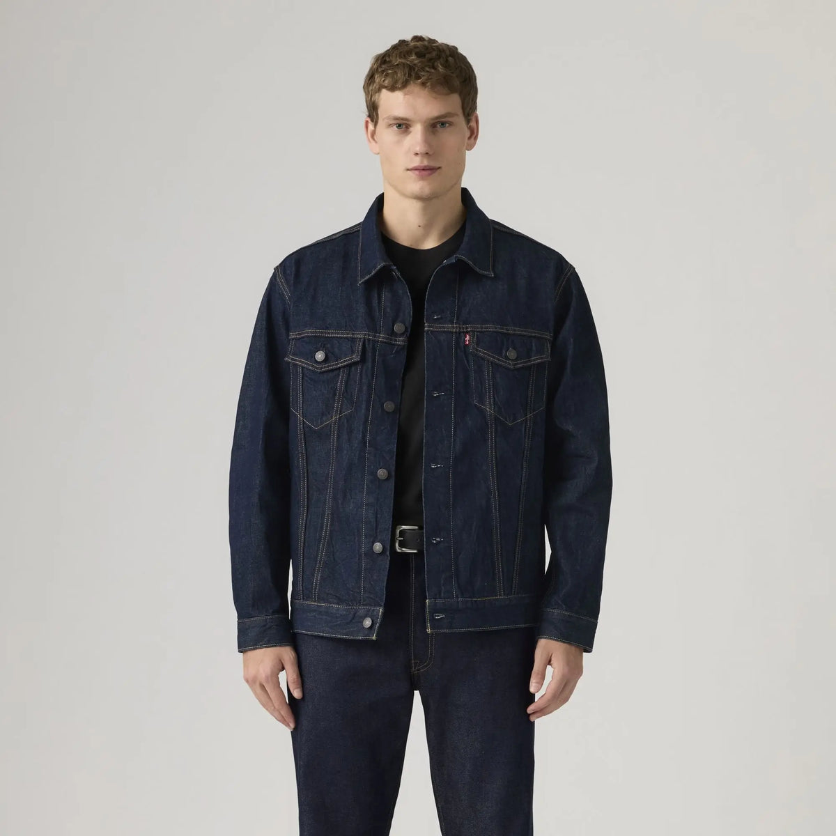 Veste Trucker Relaxed Fit Wash It Out Rinsed portée ouverte sur t-shirt noir, vue de face en pied