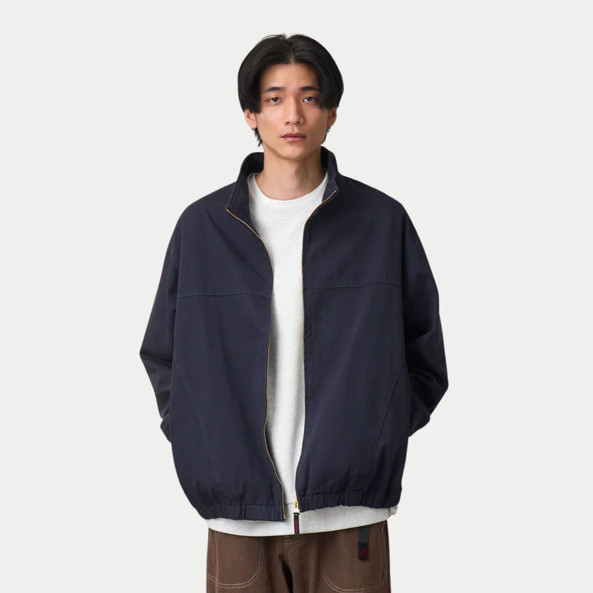 Veste Twill Around Double Navy Gramicci - vue portée ouverte, coupe ample et épaules tombantes