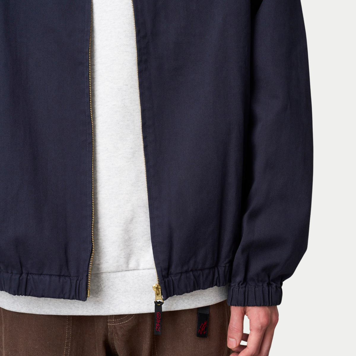 Veste Twill Around Double Navy Gramicci - détail du zip laiton double curseur et des tirettes logo