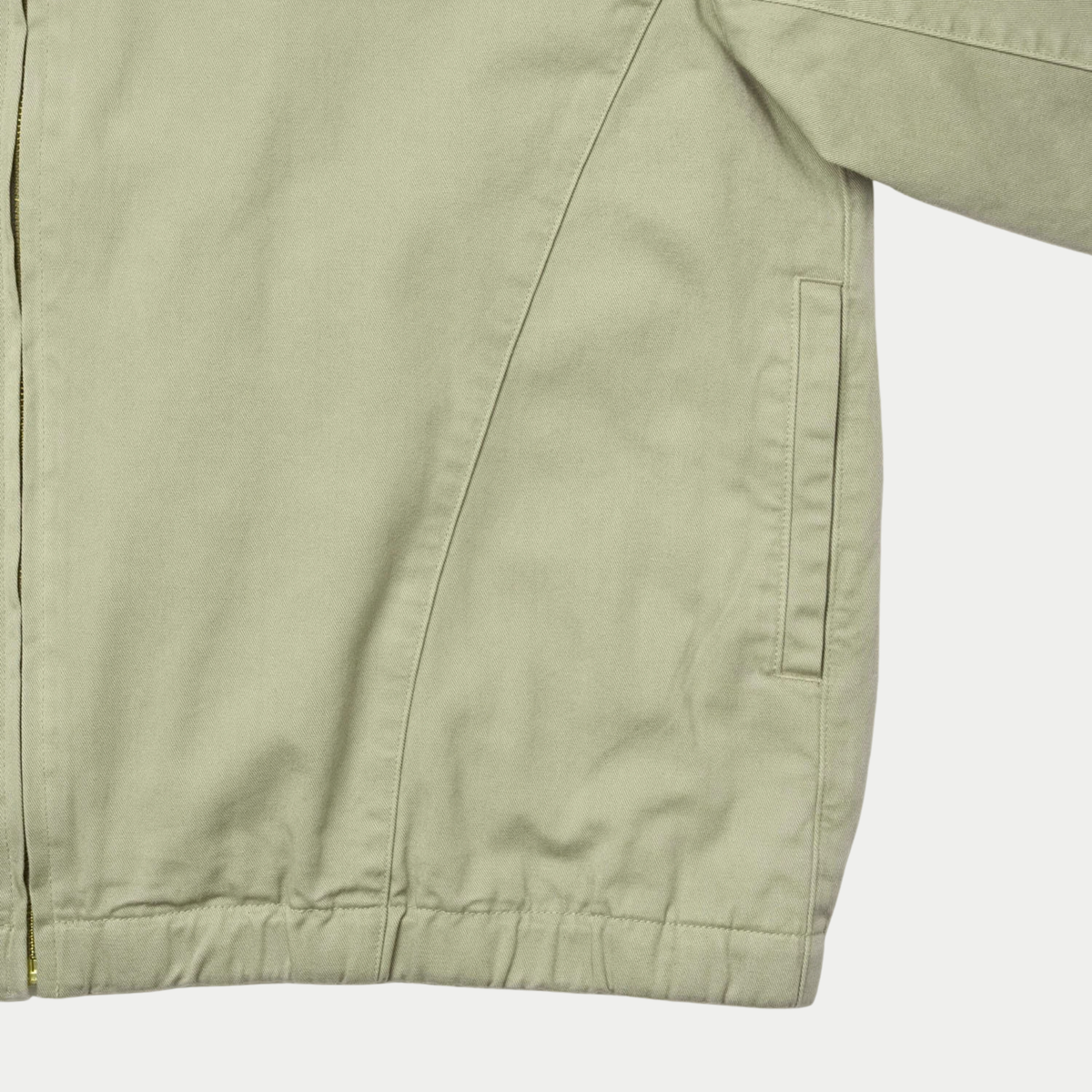 Veste Twill Around Dried Sage Gramicci - détail du bas avant, découpe courbe et poche verticale