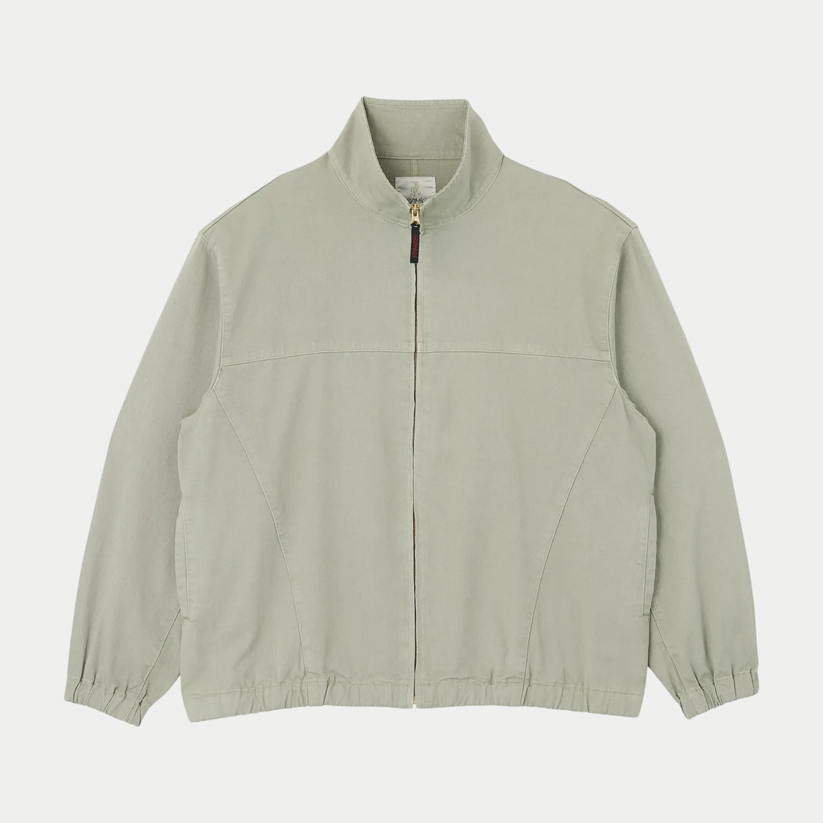 Veste Twill Around Dried Sage Gramicci - packshot face, col montant, zip laiton et découpes courbes du devant