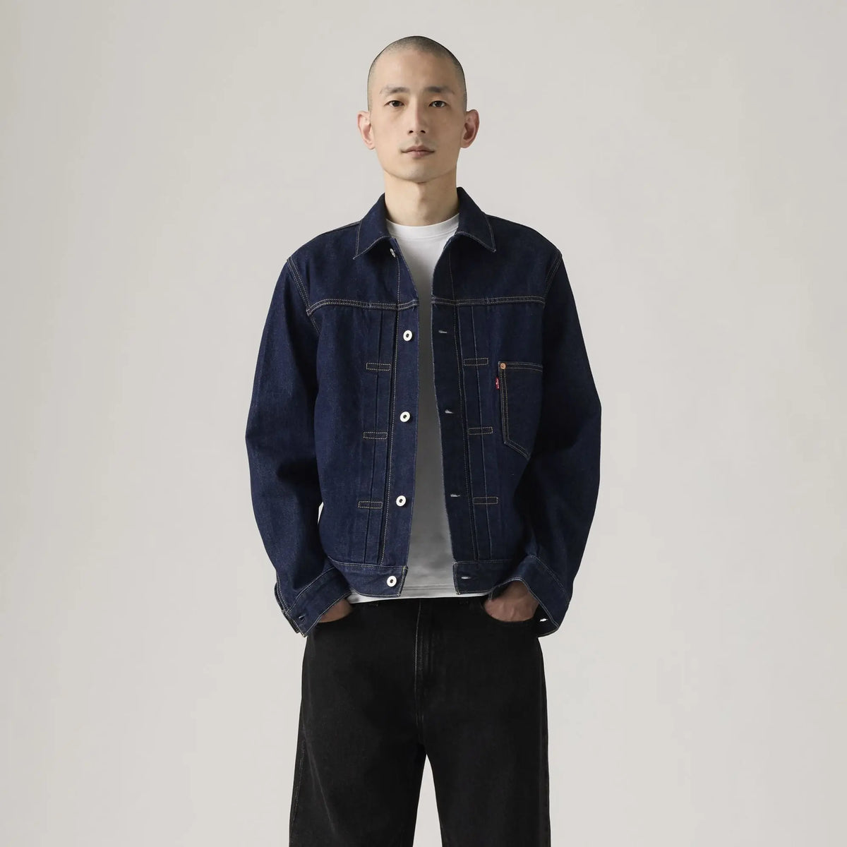 Veste Levi's Type I Trucker New Selvedge Rinse T portée ouverte de face sur t-shirt blanc, coupe décontractée