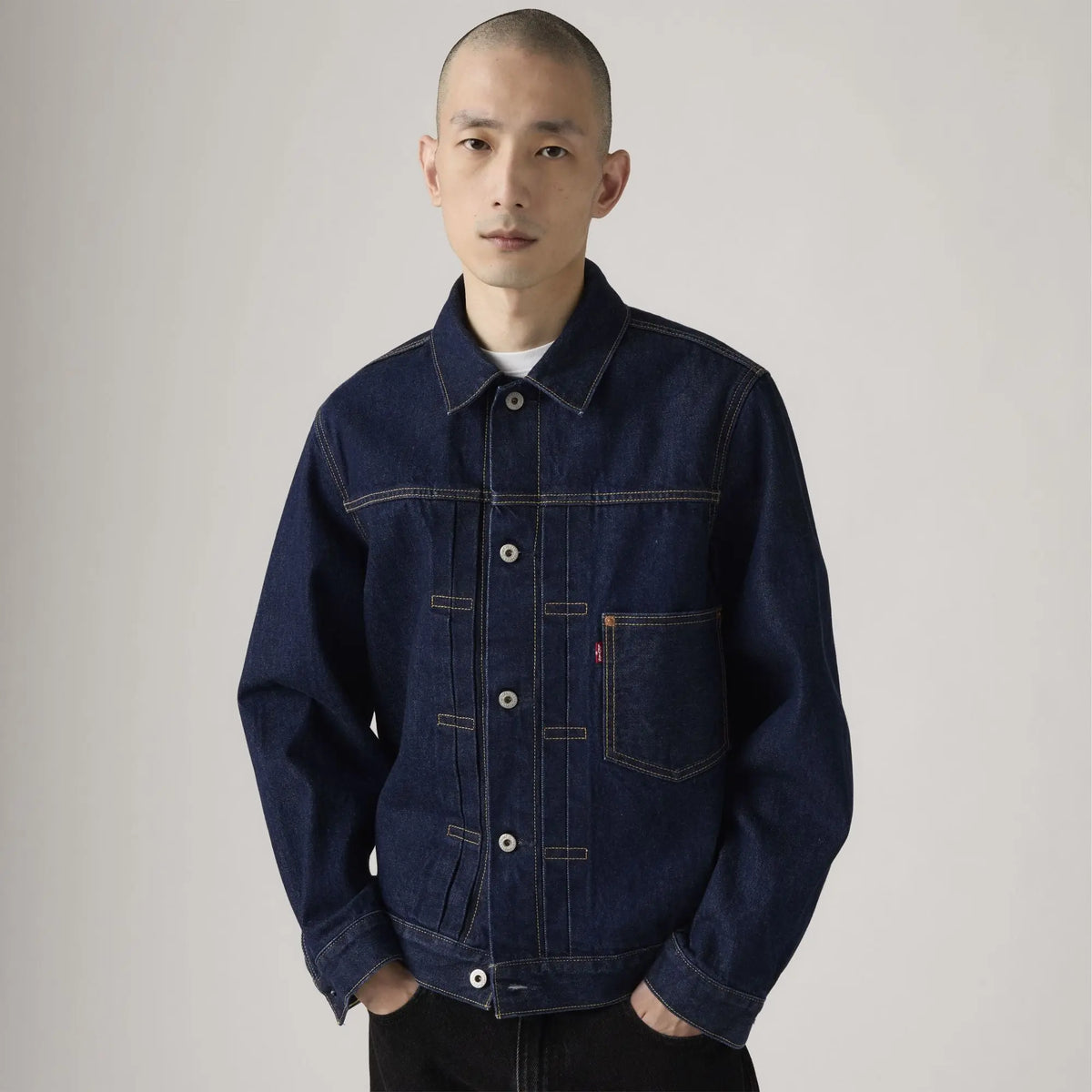 Veste Levi's Type I Trucker New Selvedge Rinse T portée boutonnée, poche poitrine plaquée et Red Tab rouge