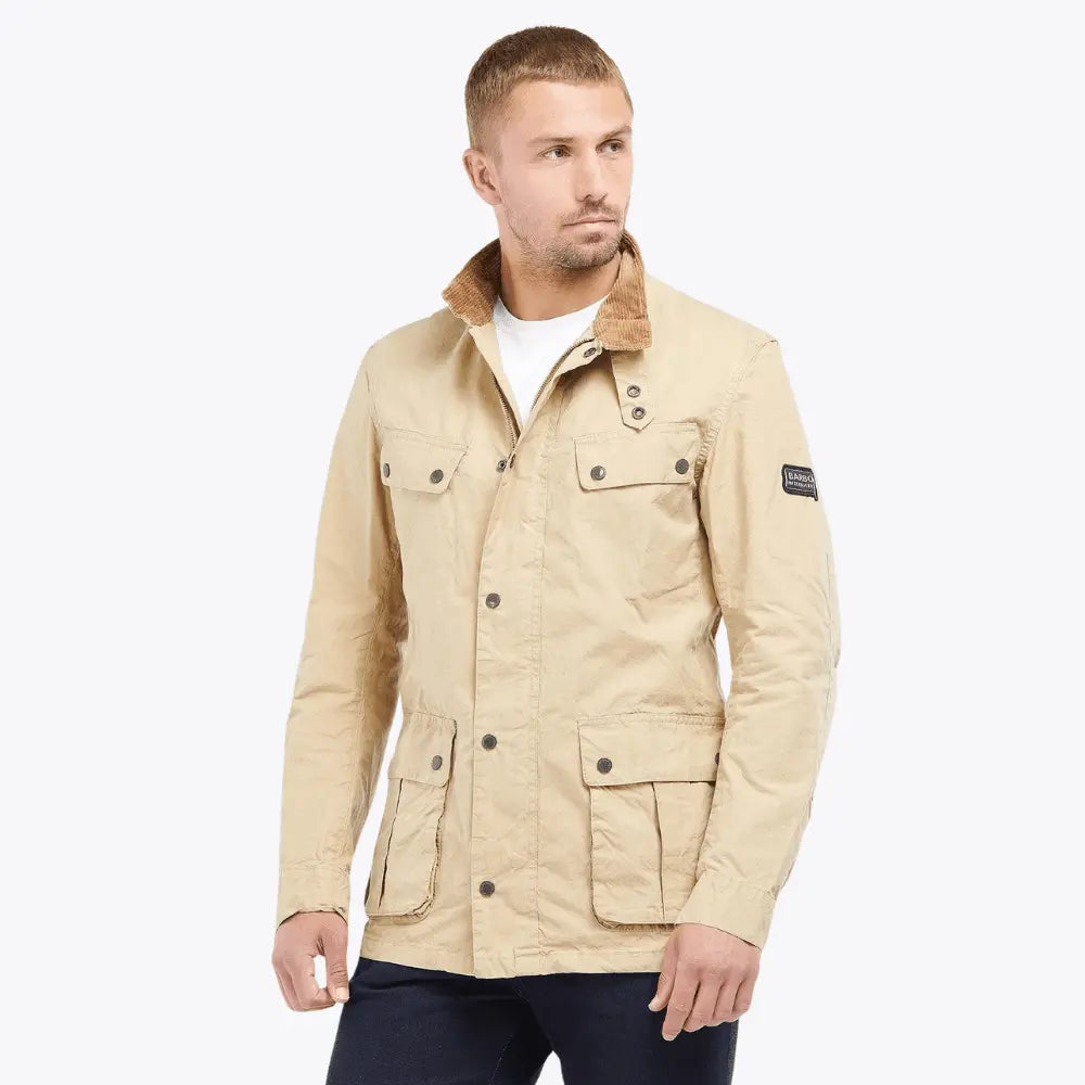Veste Wash Duke beige portée de face, zip central doublé de pressions et col relevé