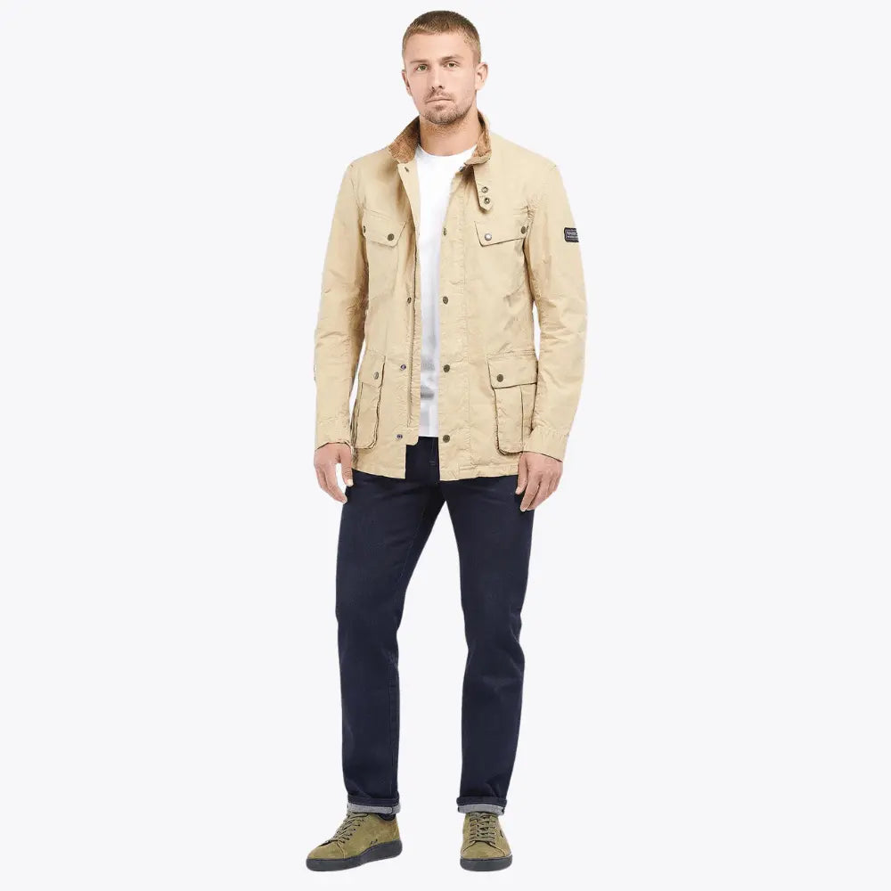 Veste Wash Duke beige portée en pied, ouverte, coupe droite s'arrêtant sous les hanches