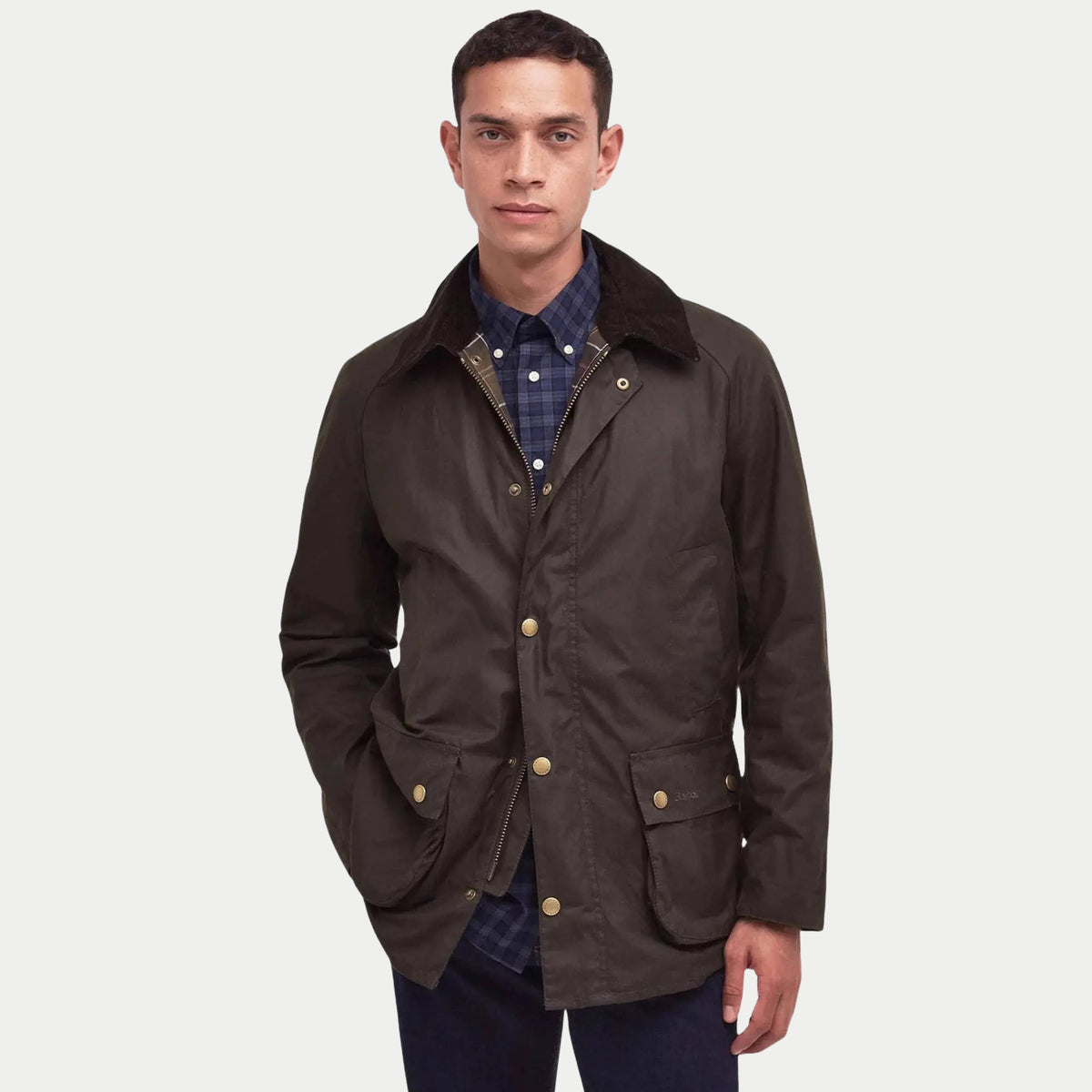 Veste Ashby olive portée ouverte sur une chemise à carreaux, deux poches à rabat plaquées