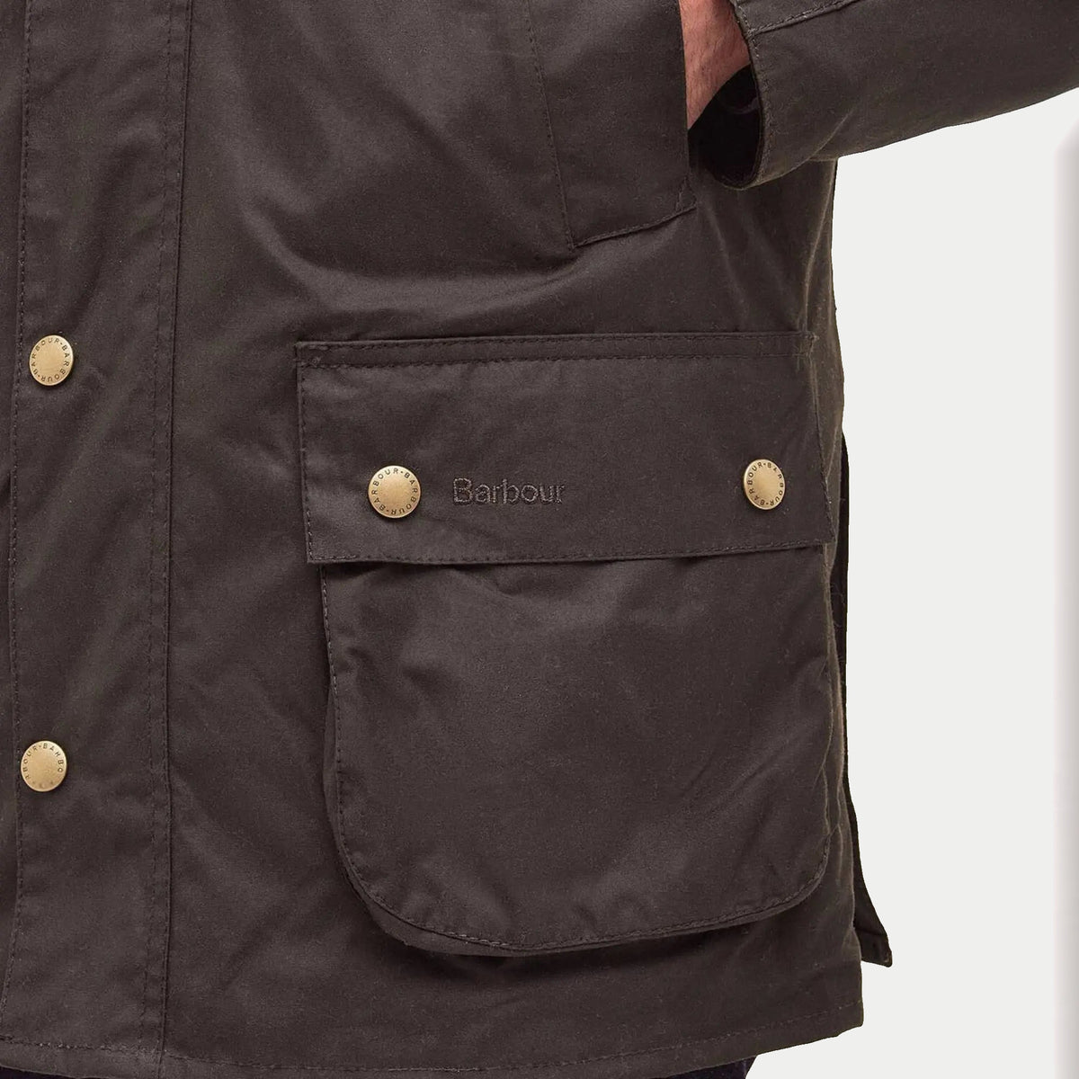 Poche à rabat de la veste Ashby olive, pressions laiton gravées et Barbour brodé ton sur ton