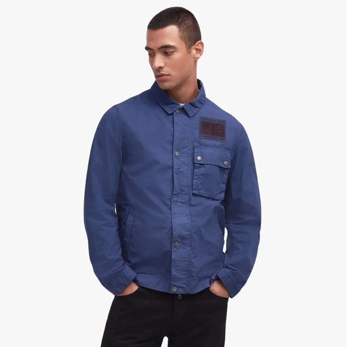 Veste Worker Steve McQueen bleu portée de face, poches latérales passepoilées et base droite