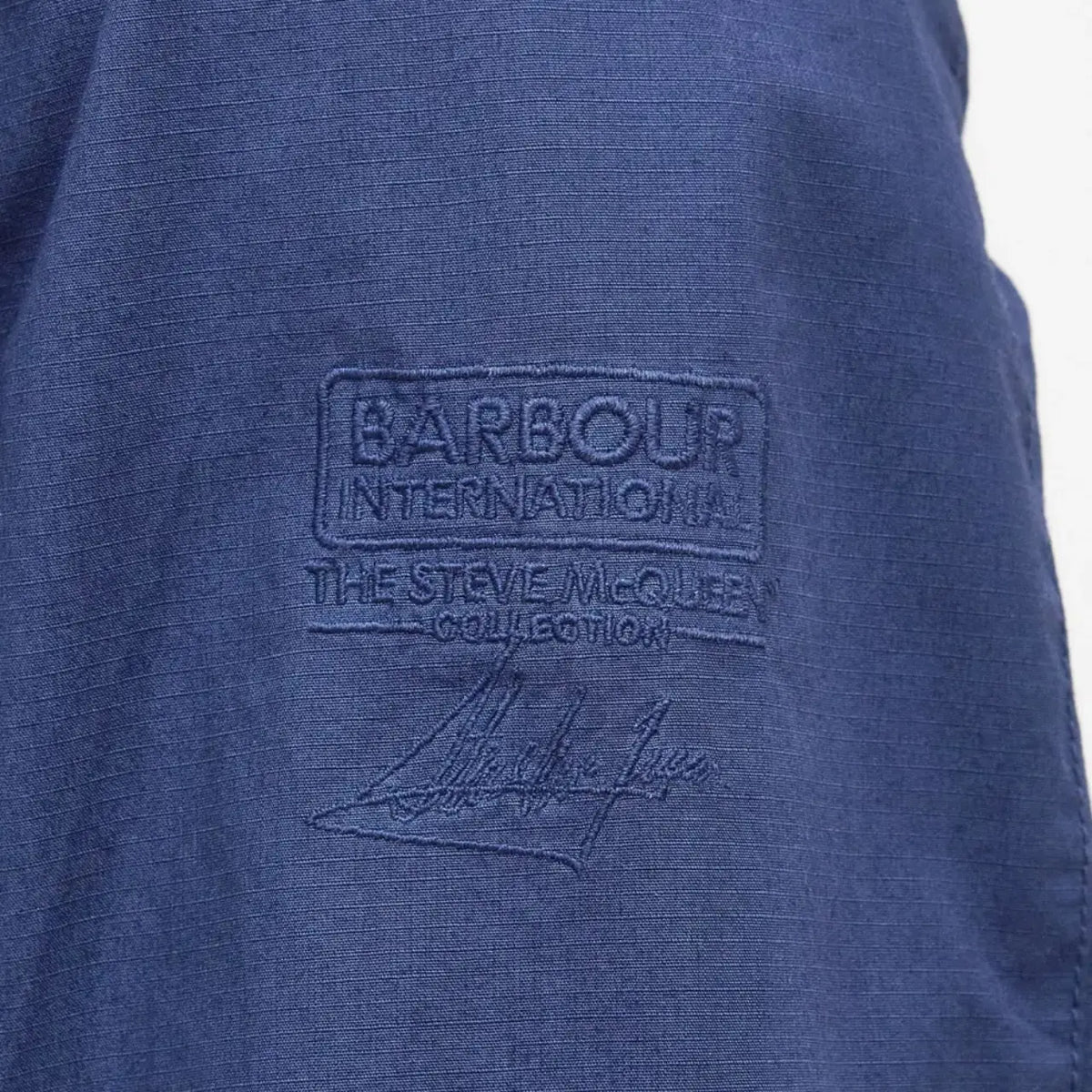 Broderie ton sur ton The Steve McQueen Collection et signature sur la manche bleu acier