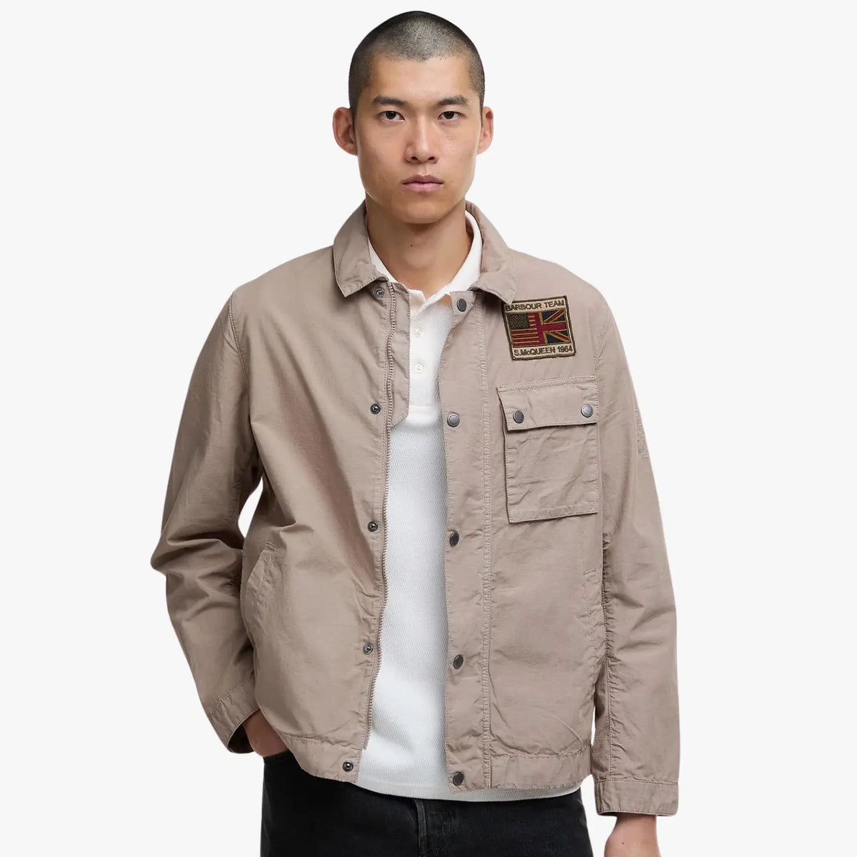 Veste Workers Casual beige portée ouverte, écusson drapeaux et poche poitrine à rabat
