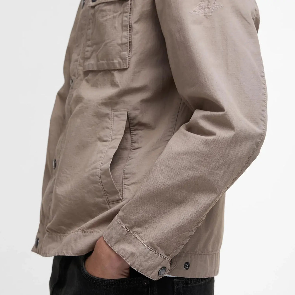 Poche latérale passepoilée de la Workers Casual beige, poignet et bas fermés par pression