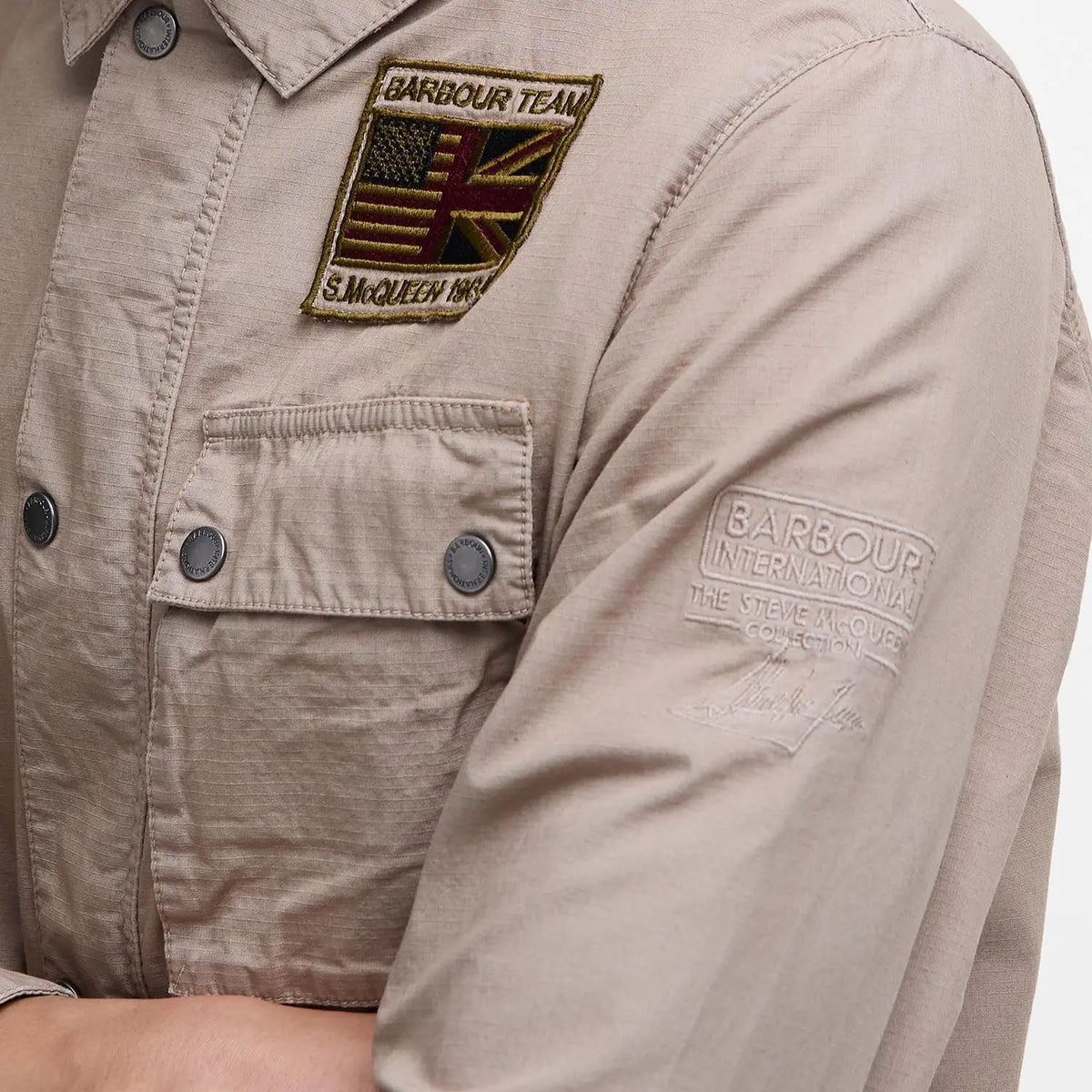 Drapeaux brodés sur la poitrine et broderie ton sur ton Steve McQueen sur la manche beige