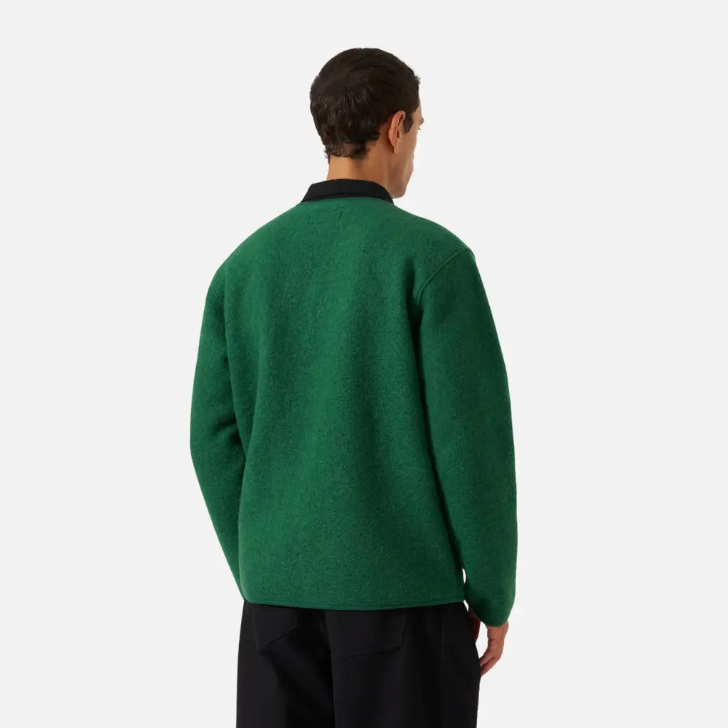Veste Zip Liner verte portée de dos, épaules tombantes et longueur courte