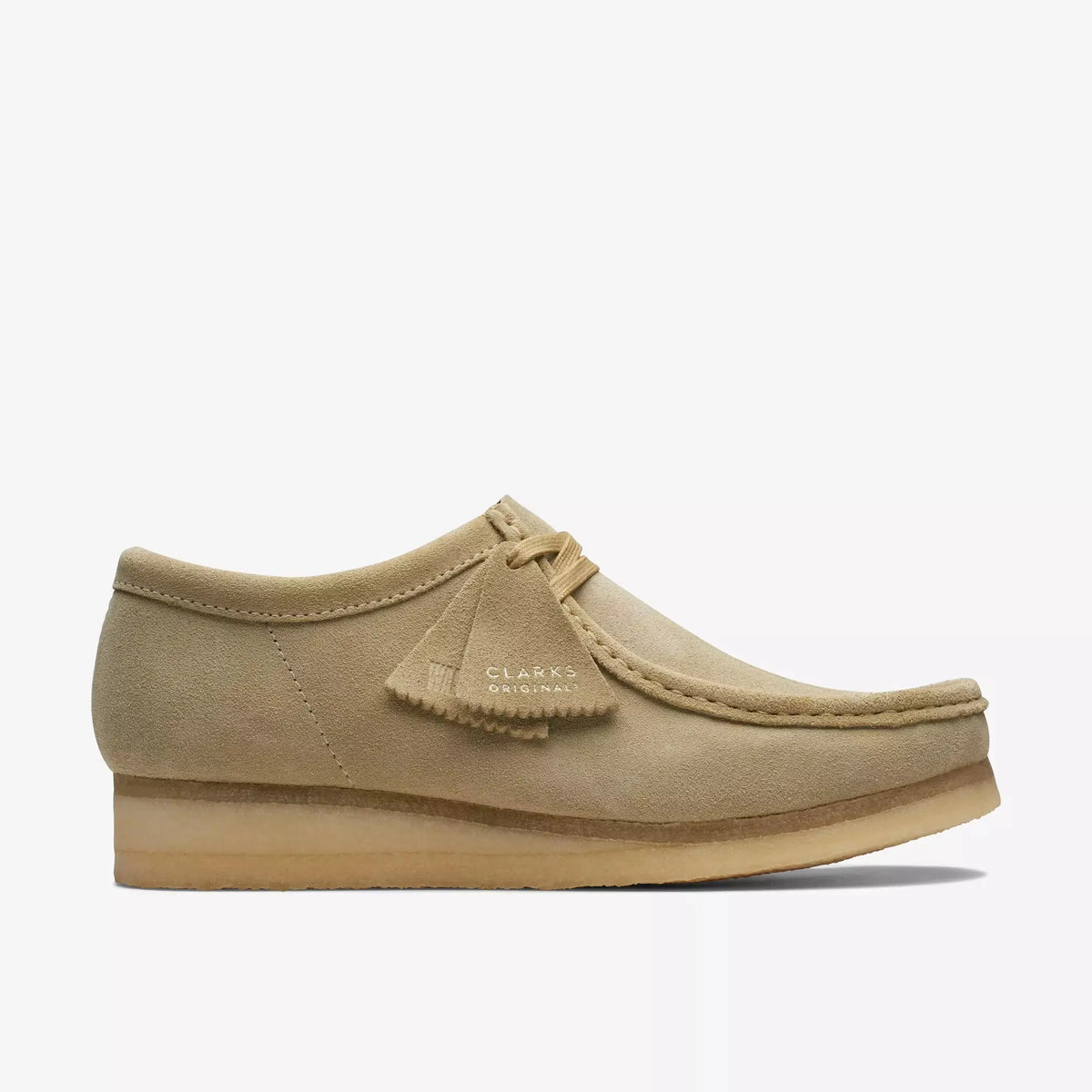 Wallabee Maple en suède beige sable, profil extérieur et languette frangée