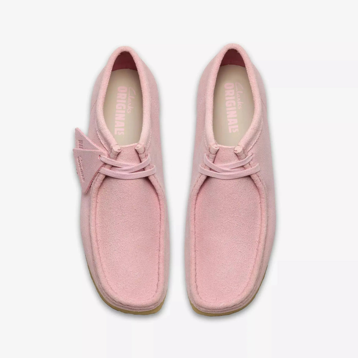 Wallabee Rose Pâle vues de dessus, lacets roses et premières de propreté crème