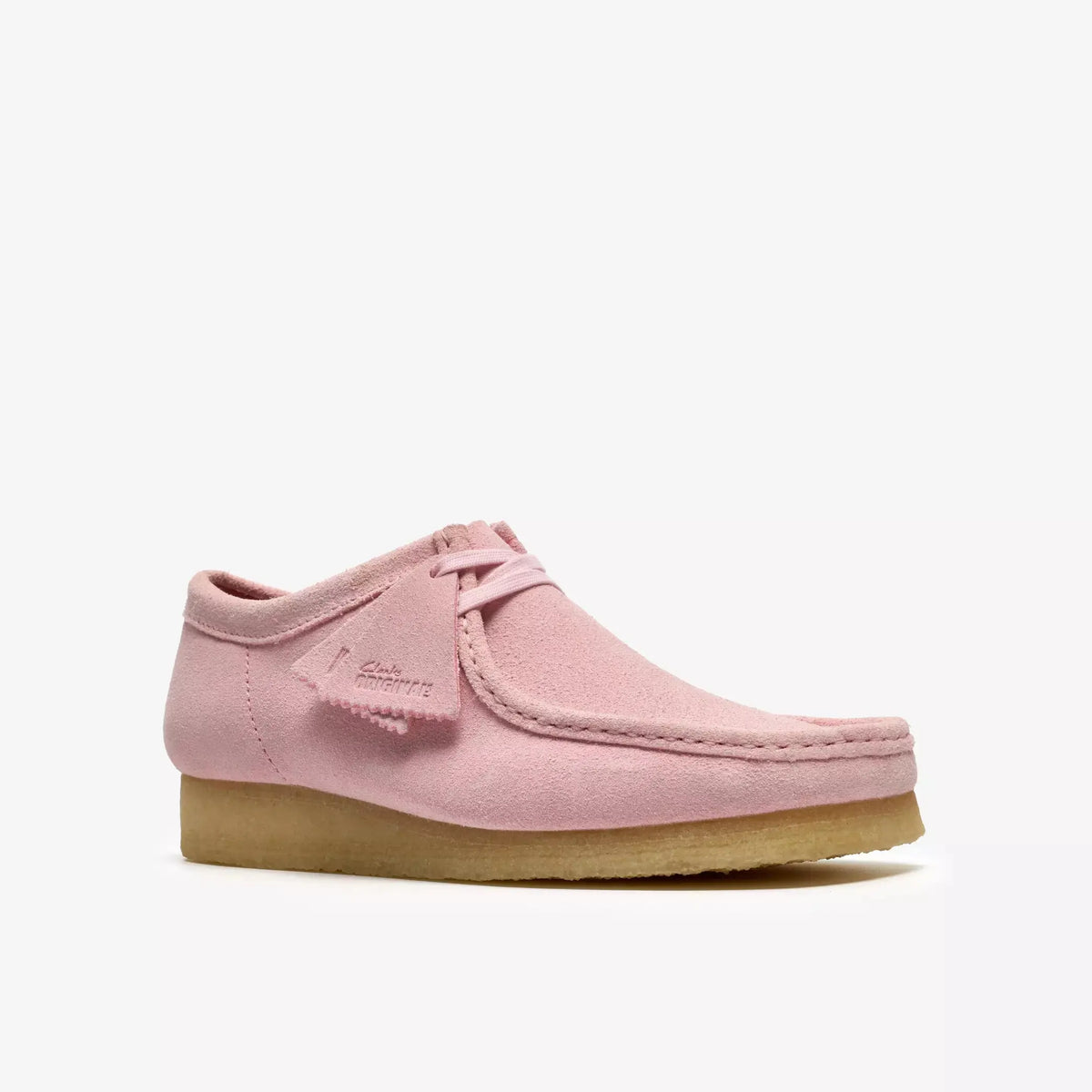 Wallabee Rose Pâle en gros plan trois-quarts, languette frangée et bout mocassin
