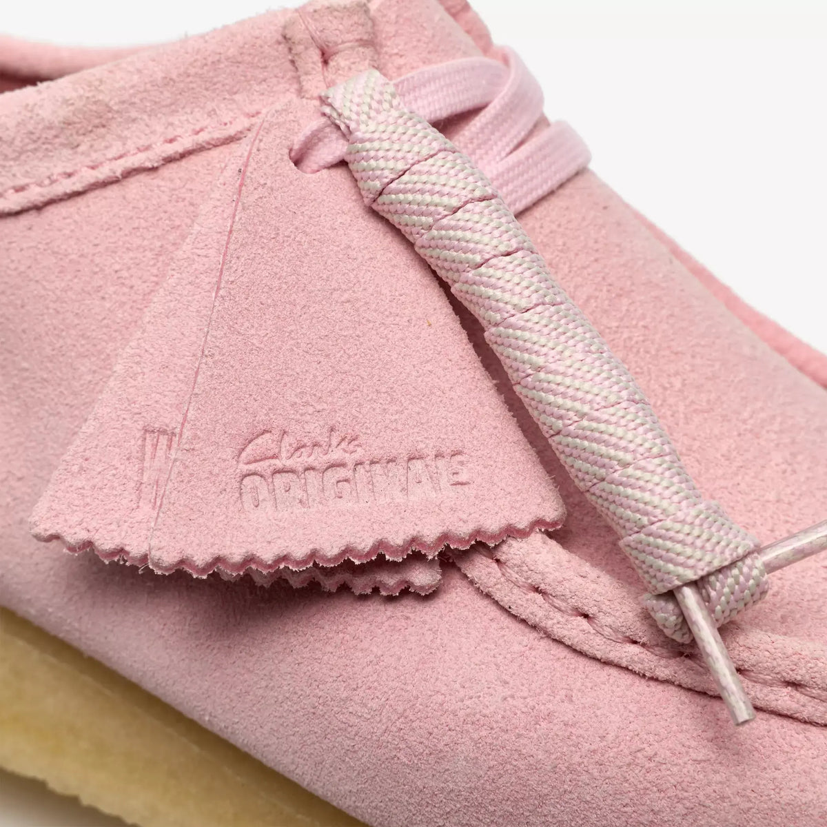 Macro de la languette estampée Wallabee Rose Pâle et du lacet rose torsadé