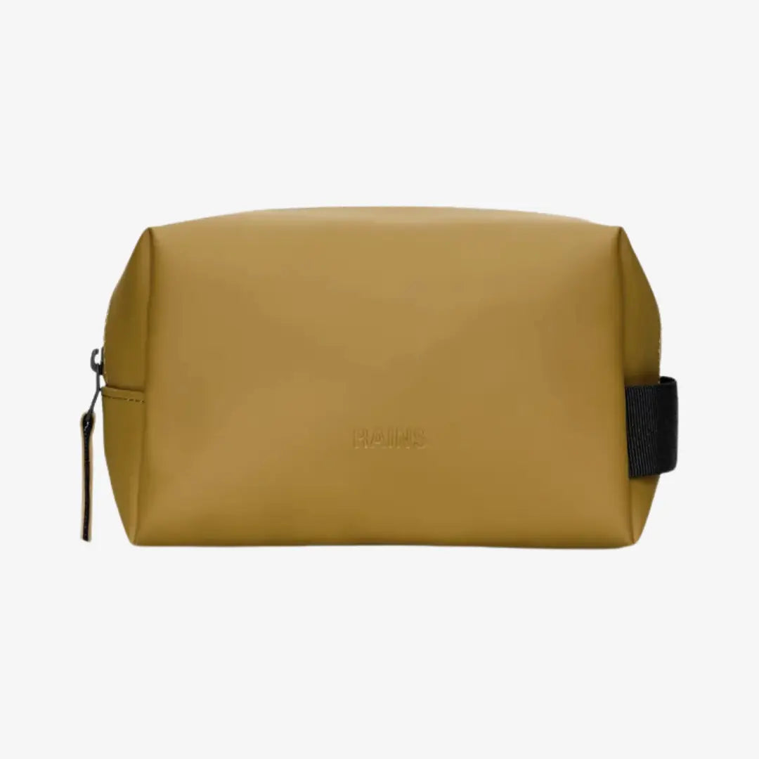 Wash Bag Small Dawn ocre moutarde, logo RAINS embossé au centre et zip noir sur le dessus