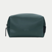 Trousse de toilette Wash Bag Small Mystique vert pétrole, vue de face, logo RAINS embossé ton sur ton et patte latérale noire