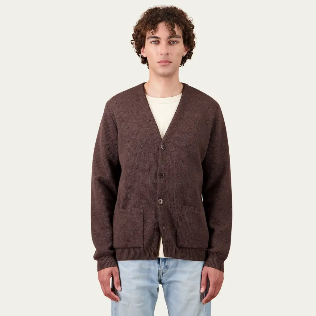 Youri Cardigan en laine marron porté de face sur un t-shirt écru, col V et poches basses