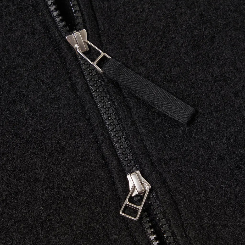Détail du zip noir à double curseur du Zip Bomber et de sa tirette tressée
